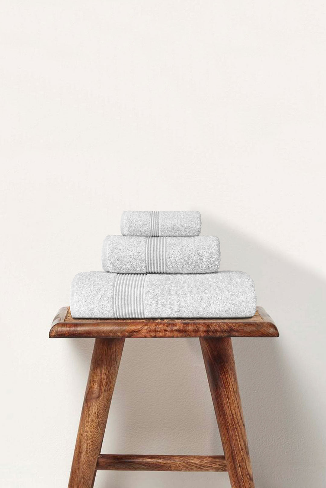 Luxurious bath towel set bundles featuring ultra-soft, plush towels in coordinated colors, crafted for everyday comfort and elegant bathroom decor
