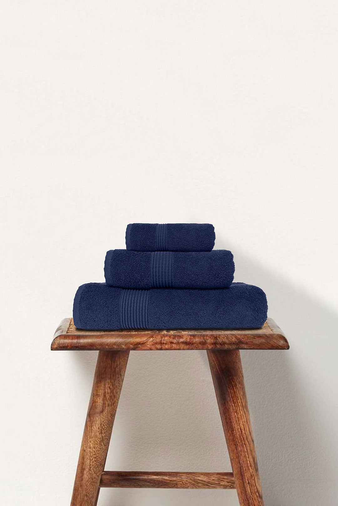 Luxurious bath towel set bundles featuring ultra-soft, plush towels in coordinated colors, crafted for everyday comfort and elegant bathroom decor.