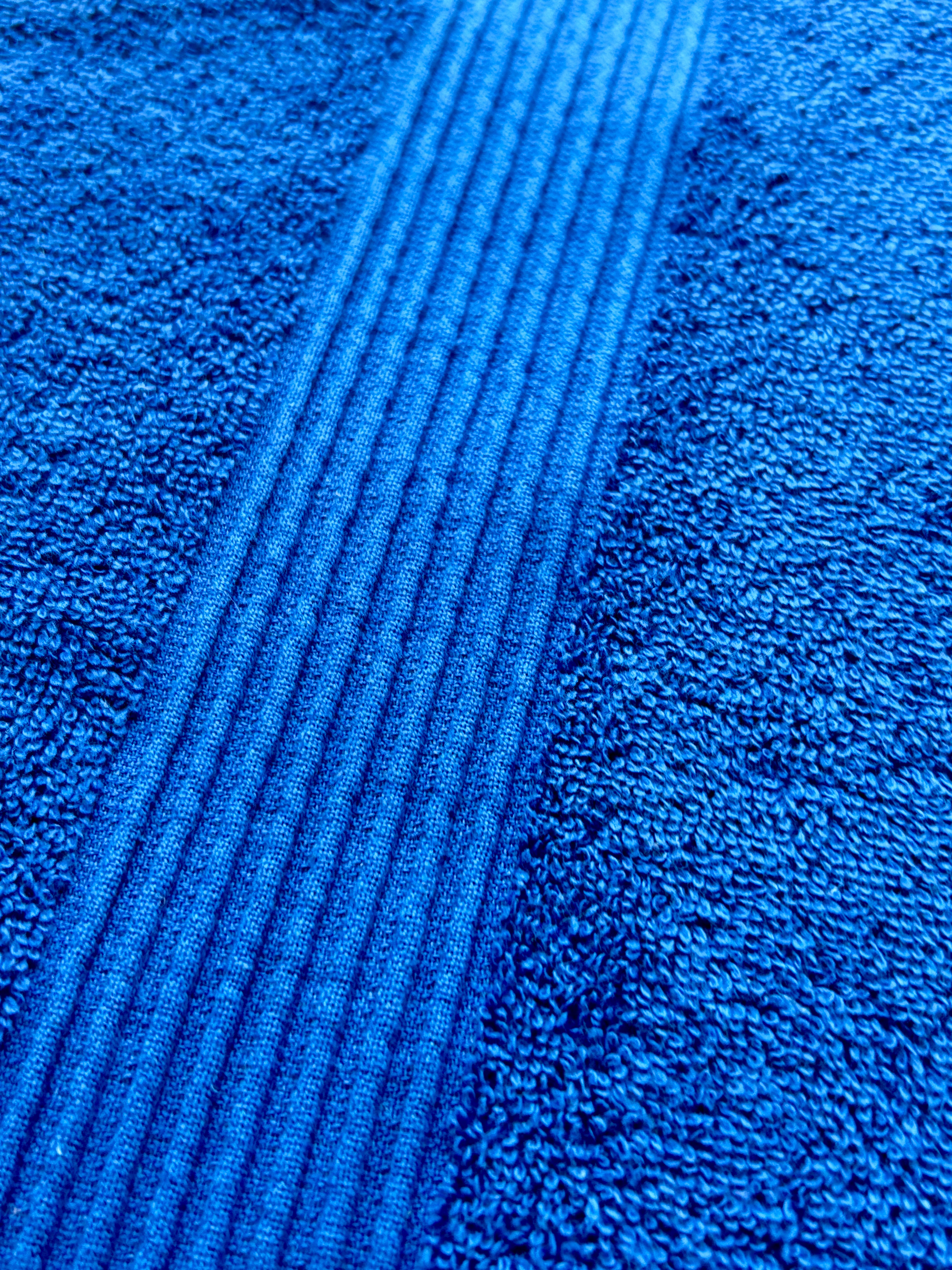 50 x 90 cm 19.7 x 35.4 inchesAqua Dance towel in midnight blue color, featuring an embroidered school of teal fish swimming across soft navy fabric. Designed for life at sea, it combines coastal elegance, absorbency, and lightweight functionality for comfortable on-board living.