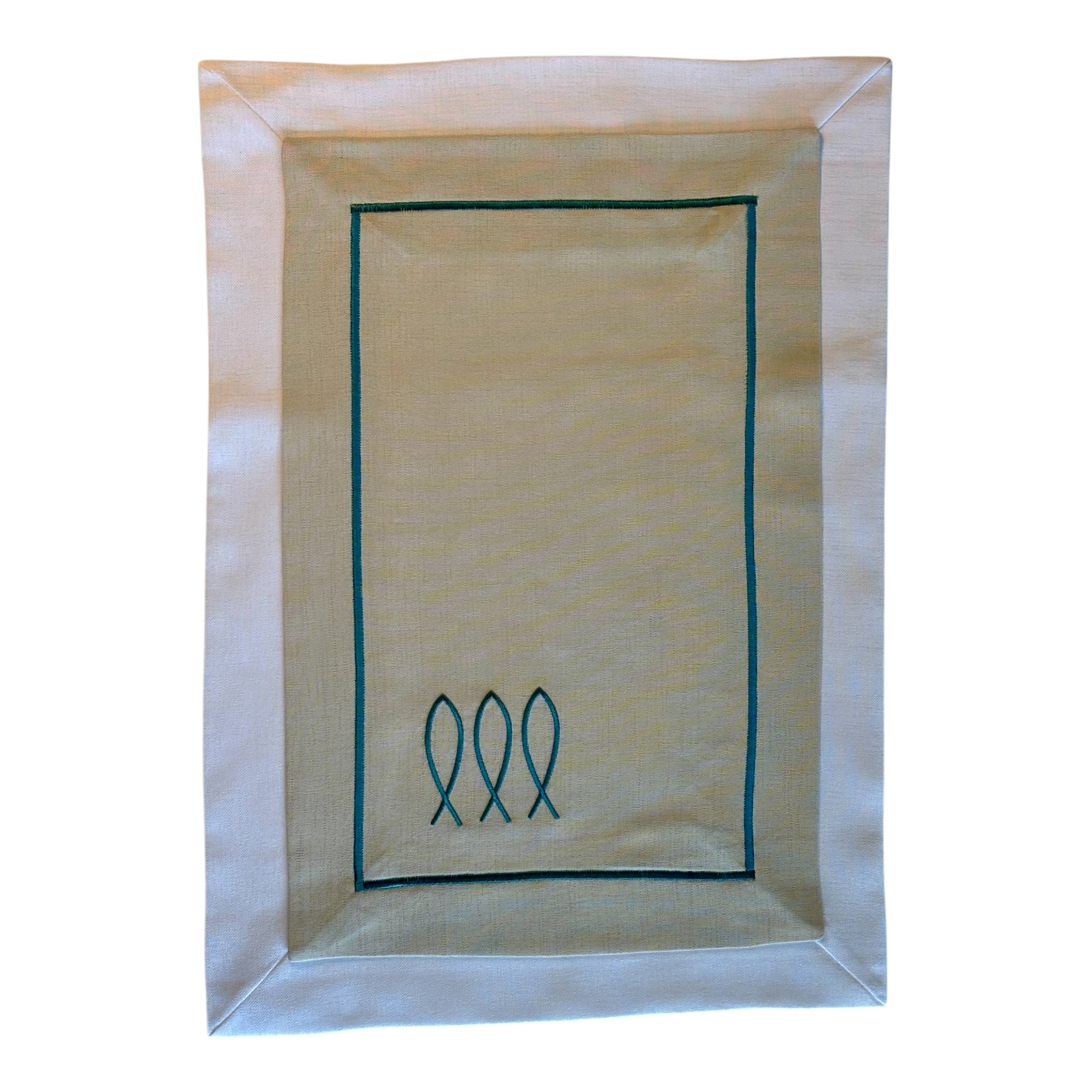 14x20 Inches35x50 Centimeters Trifin nautical table mat in Sand color, featuring three embroidered fish motifs on Sand color fabric with a white border. Designed for life at sea, it offers a balance of coastal sophistication and everyday practicality for onboard dining experiences.